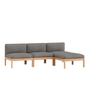 Stijlvolle MOEBE Modular Sofa, een 3-zits bank met chaise longue, zonder armleuning, uitgevoerd in duurzaam grijs Autum 131 stof en een massief houten frame. Perfect voor een moderne, minimalistische woonkamer met Scandinavische uitstraling