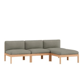 Stijlvolle MOEBE Modular Sofa, een 3-zits bank met chaise longue, zonder armleuning, uitgevoerd in duurzaam grijs Re-wool 128 stof en een massief houten frame. Perfect voor een moderne, minimalistische woonkamer met Scandinavische uitstraling