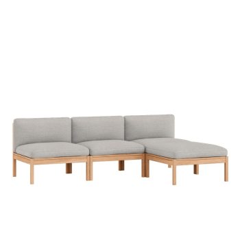Stijlvolle MOEBE Modular Sofa, een 3-zits bank met chaise longue, zonder armleuning, uitgevoerd in duurzaam lichtgrijs Autum 101 stof en een massief houten frame. Perfect voor een moderne, minimalistische woonkamer met Scandinavische uitstraling