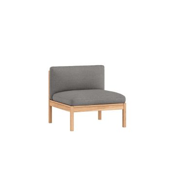 Een enkel zitelement van de MOEBE Modular seat stoel, bekleed met lichtgrijze stof en ondersteund door een elegant eikenhouten frame. Dit modulaire sofa-element biedt veelzijdigheid in moderne interieurs en is perfect voor een Scandinavische woonstijl.