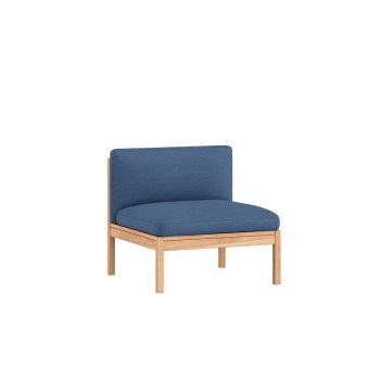 Een enkel zitelement van de MOEBE Modular seat stoel, bekleed met blauw wollen stof en ondersteund door een elegant eikenhouten frame. Dit modulaire sofa-element biedt veelzijdigheid in moderne interieurs en is perfect voor een Scandinavische woonstijl.