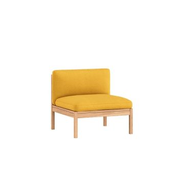 Een enkel zitelement van de MOEBE Modular seat stoel, bekleed met gele stof en ondersteund door een elegant eikenhouten frame. Dit modulaire sofa-element biedt veelzijdigheid in moderne interieurs en is perfect voor een Scandinavische woonstijl.
