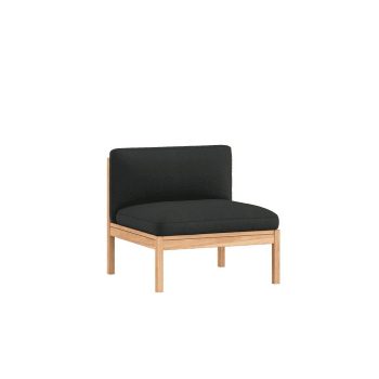 Een enkel zitelement van de MOEBE Modular seat stoel, bekleed met zwart stof en ondersteund door een elegant eikenhouten frame. Dit modulaire sofa-element biedt veelzijdigheid in moderne interieurs en is perfect voor een Scandinavische woonstijl.