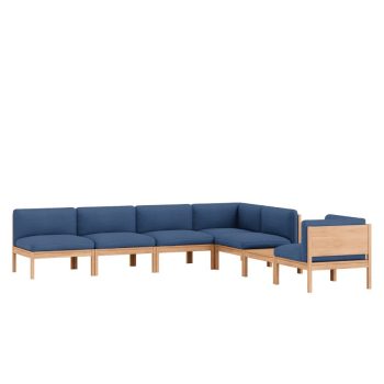 De MOEBE Modular Sofa in een stijlvolle hoekopstelling met diep blauwe wollen bekleding en een massief eikenhouten frame. Deze modulaire designbank biedt flexibiliteit en Scandinavische eenvoud, ideaal voor zowel woon- als kantoorruimtes.