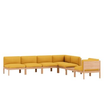 De MOEBE Modular Sofa in een stijlvolle hoekopstelling met diep gele bekleding en een massief eikenhouten frame. Deze modulaire designbank biedt flexibiliteit en Scandinavische eenvoud, ideaal voor zowel woon- als kantoorruimtes.