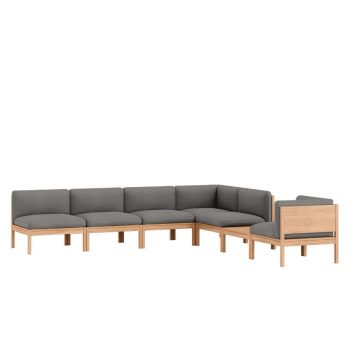 De MOEBE Modular Sofa in een stijlvolle hoekopstelling met diep grijze bekleding en een massief eikenhouten frame. Deze modulaire designbank biedt flexibiliteit en Scandinavische eenvoud, ideaal voor zowel woon- als kantoorruimtes.