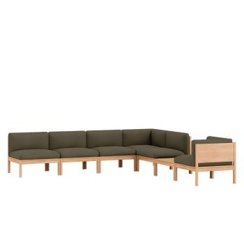 De MOEBE Modular Sofa in een stijlvolle hoekopstelling met diep groene bekleding en een massief eikenhouten frame. Deze modulaire designbank biedt flexibiliteit en Scandinavische eenvoud, ideaal voor zowel woon- als kantoorruimtes.