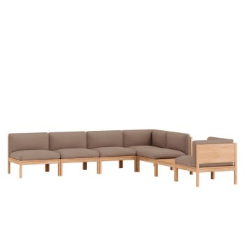 De MOEBE Modular Sofa in een stijlvolle hoekopstelling met diep lichtbruine bekleding en een massief eikenhouten frame. Deze modulaire designbank biedt flexibiliteit en Scandinavische eenvoud, ideaal voor zowel woon- als kantoorruimtes.