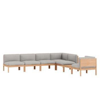 De MOEBE Modular Sofa in een stijlvolle hoekopstelling met diep lichtgrijze bekleding en een massief eikenhouten frame. Deze modulaire designbank biedt flexibiliteit en Scandinavische eenvoud, ideaal voor zowel woon- als kantoorruimtes.