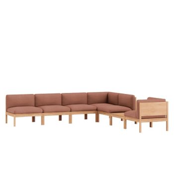 De MOEBE Modular Sofa in een stijlvolle hoekopstelling met diep oudroze bekleding en een massief eikenhouten frame. Deze modulaire designbank biedt flexibiliteit en Scandinavische eenvoud, ideaal voor zowel woon- als kantoorruimtes.