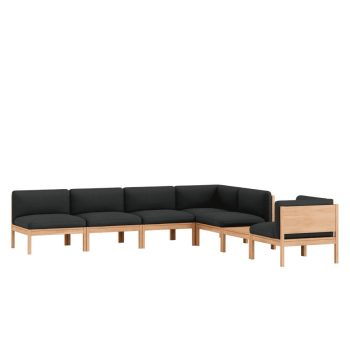 De MOEBE Modular Sofa in een stijlvolle hoekopstelling met diep zwarte bekleding en een massief eikenhouten frame. Deze modulaire designbank biedt flexibiliteit en Scandinavische eenvoud, ideaal voor zowel woon- als kantoorruimtes.