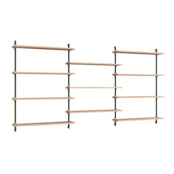 MOEBE Wall Shelving modulair wandrek met eikenhouten planken en groene metalen bevestiging. Flexibel en minimalistisch Scandinavisch design, perfect voor stijlvolle en functionele opbergruimte in woon- en werkruimtes