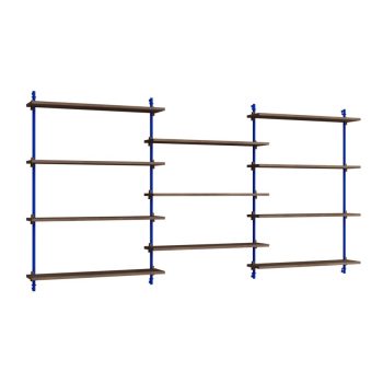 MOEBE Wall Shelving modulair wandrek in gerookt eikenhout met blauw metalen bevestiging. Flexibel en minimalistisch Scandinavisch design, perfect voor stijlvolle en functionele opbergruimte in woon- en werkruimtes