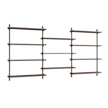 MOEBE Wall Shelving modulair wandrek in gerookt eikenhout met zwart metalen bevestiging. Flexibel en minimalistisch Scandinavisch design, perfect voor stijlvolle en functionele opbergruimte in woon- en werkruimtes