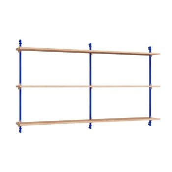 MOEBE Wall Shelving met 3 lange eikenhouten planken en blauwe metalen steunen. Dit modulaire wandrek combineert Scandinavisch design met functionaliteit, perfect voor een stijlvol en modern interieur