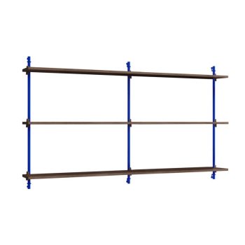 MOEBE Wall Shelving met 3 lange gerookt eikenhouten planken en blauwe metalen steunen. Dit modulaire wandrek combineert Scandinavisch design met functionaliteit, perfect voor een stijlvol en modern interieur