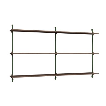 MOEBE Wall Shelving met 3 lange gerookt eikenhouten planken en groene metalen steunen. Dit modulaire wandrek combineert Scandinavisch design met functionaliteit, perfect voor een stijlvol en modern interieur