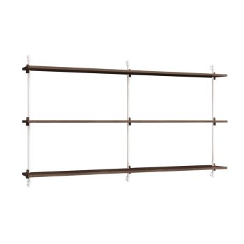 MOEBE Wall Shelving met 3 lange gerookt eikenhouten planken en witte metalen steunen. Dit modulaire wandrek combineert Scandinavisch design met functionaliteit, perfect voor een stijlvol en modern interieur