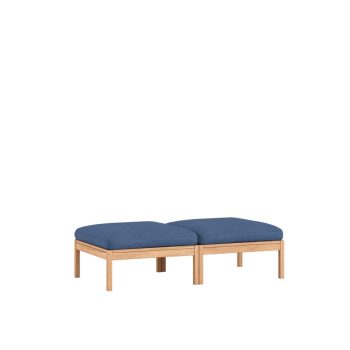 Een elegant Moebe Modular Daybed met een minimalistisch eikenhouten frame en blauwe wollen kussens. Dit Scandinavische design daybed is ideaal voor een moderne woonkamer, lounge of multifunctionele ruimte, en kan flexibel worden gebruikt als bank.