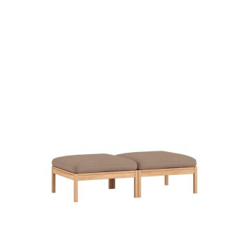 Een elegant Moebe Modular Daybed met een minimalistisch eikenhouten frame en bruine kussens. Dit Scandinavische design daybed is ideaal voor een moderne woonkamer, lounge of multifunctionele ruimte, en kan flexibel worden gebruikt als bank.