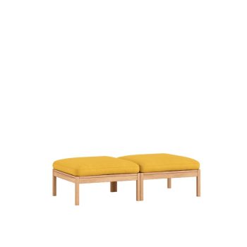Een elegant Moebe Modular Daybed met een minimalistisch eikenhouten frame en gele kussens. Dit Scandinavische design daybed is ideaal voor een moderne woonkamer, lounge of multifunctionele ruimte, en kan flexibel worden gebruikt als bank.