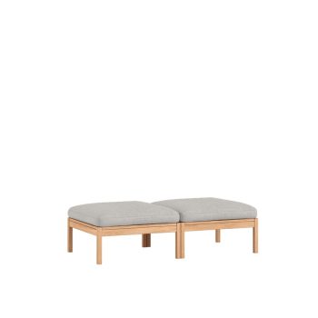 Een elegant Moebe Modular Daybed met een minimalistisch eikenhouten frame en lichtgrijze kussens. Dit Scandinavische design daybed is ideaal voor een moderne woonkamer, lounge of multifunctionele ruimte, en kan flexibel worden gebruikt als bank.