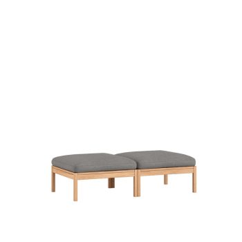 Een elegant Moebe Modular Daybed met een minimalistisch eikenhouten frame en grijze kussens. Dit Scandinavische design daybed is ideaal voor een moderne woonkamer, lounge of multifunctionele ruimte, en kan flexibel worden gebruikt als bank.