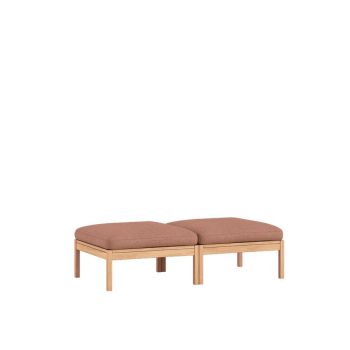 Een elegant Moebe Modular Daybed met een minimalistisch eikenhouten frame en oudroze wollen kussens. Dit Scandinavische design daybed is ideaal voor een moderne woonkamer, lounge of multifunctionele ruimte, en kan flexibel worden gebruikt als bank.