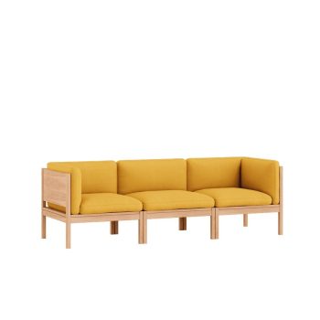 Moebe Modular Sofa, een moderne 3-zitsbank met een massief eikenhouten frame en gele bekleding. Deze modulaire bank biedt flexibiliteit en tijdloos design, ideaal voor een Scandinavisch interieur. Creëer jouw perfecte zithoek door het uitbreidbare ontwerp.