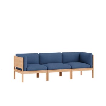 Moebe Modular Sofa, een moderne 3-zitsbank met een massief eikenhouten frame en zachte blauwe bekleding. Deze modulaire bank biedt flexibiliteit en tijdloos design, ideaal voor een Scandinavisch interieur. Creëer jouw perfecte zithoek door het uitbreidbare ontwerp.
