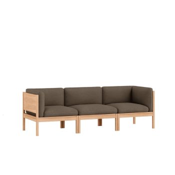Moebe Modular Sofa, een moderne 3-zitsbank met een massief eikenhouten frame en zachte bruine bekleding. Deze modulaire bank biedt flexibiliteit en tijdloos design, ideaal voor een Scandinavisch interieur. Creëer jouw perfecte zithoek door het uitbreidbare ontwerp.