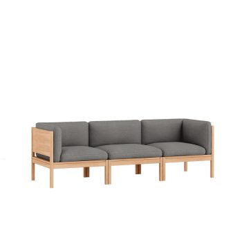 Moebe Modular Sofa, een moderne 3-zitsbank met een massief eikenhouten frame en zachte grijze bekleding. Deze modulaire bank biedt flexibiliteit en tijdloos design, ideaal voor een Scandinavisch interieur. Creëer jouw perfecte zithoek door het uitbreidbare ontwerp.