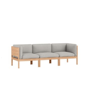 Moebe Modular Sofa, een moderne 3-zitsbank met een massief eikenhouten frame en lichtgrijze bekleding. Deze modulaire bank biedt flexibiliteit en tijdloos design, ideaal voor een Scandinavisch interieur. Creëer jouw perfecte zithoek door het uitbreidbare ontwerp.