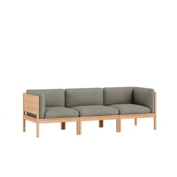 Moebe Modular Sofa, een moderne 3-zitsbank met een massief eikenhouten frame en lichtgrijze bekleding. Deze modulaire bank biedt flexibiliteit en tijdloos design, ideaal voor een Scandinavisch interieur. Creëer jouw perfecte zithoek door het uitbreidbare ontwerp.