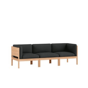 Moebe Modular Sofa, een moderne 3-zitsbank met een massief eikenhouten frame en zwarte bekleding. Deze modulaire bank biedt flexibiliteit en tijdloos design, ideaal voor een Scandinavisch interieur. Creëer jouw perfecte zithoek door het uitbreidbare ontwerp