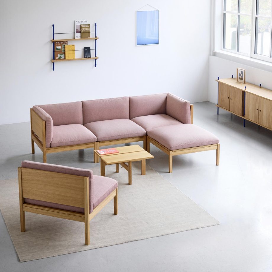 MOEBE Modular Sofa 3-Zits met Chaise Longue en seat lounge stoel met oudroze kussens in minimalistische woonkamer