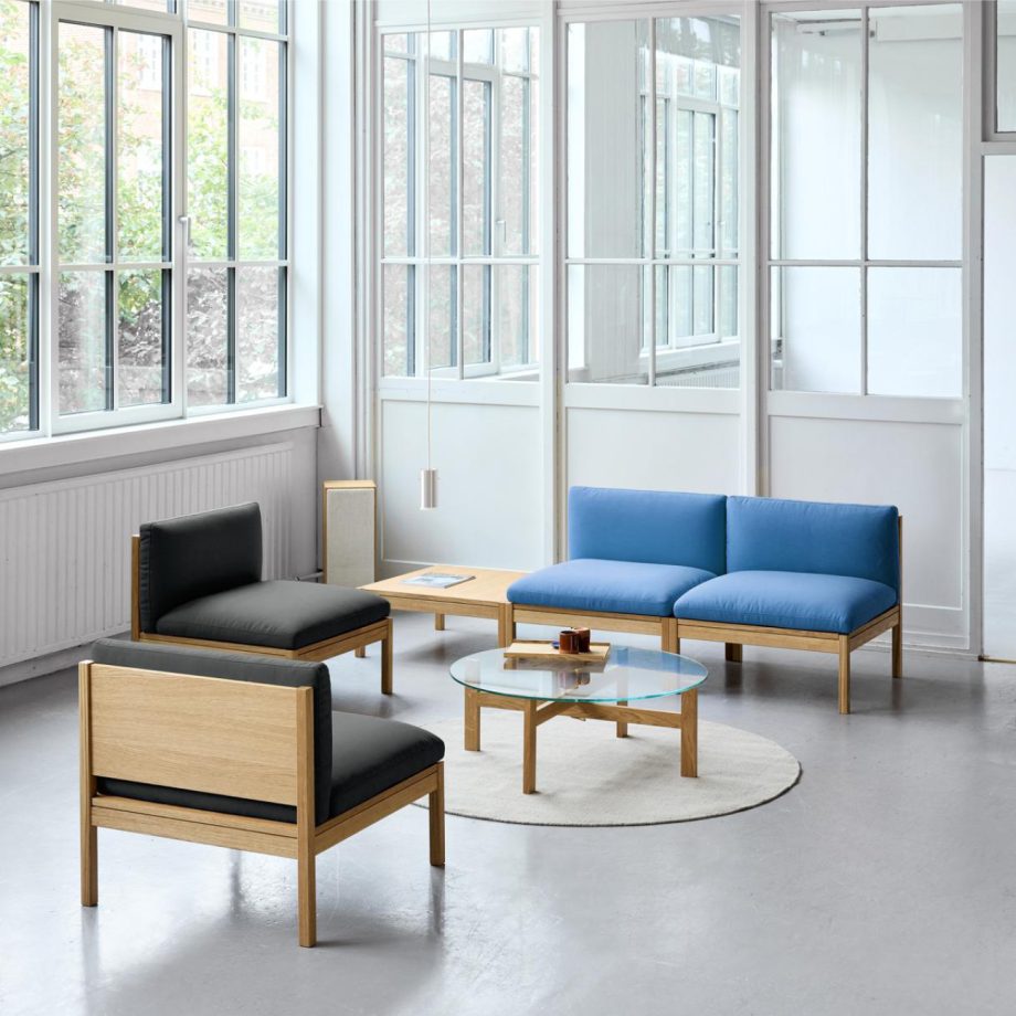 Moebe Modulaire kan in blauw stof en stoelen in zwart stof in minimalistisch scandinavisch ruimte