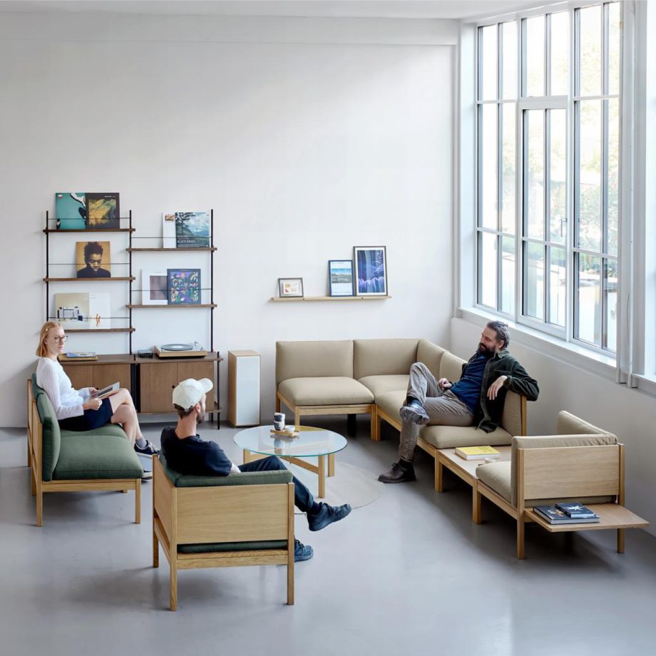 Stijlvolle interieursetting met de Moebe Modular Sofa en Seats, ontworpen in een minimalistisch Scandinavisch design. De modulaire banken en stoelen hebben een massief eikenhouten frame en verschillende stoffen bekledingen in natuurlijke tinten. Perfect voor een flexibele en moderne woon- of werkomgeving.