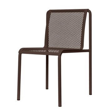 Ferm Living Dapple stoel in Dark Chocolate bruin, gemaakt van gegalvaniseerd staal met geperforeerd design, perfect voor binnen en buiten gebruik