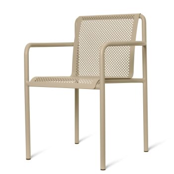 Ferm Living Dapple stoel met armleuning in Cashmere, gemaakt van gegalvaniseerd staal met geperforeerd design, perfect voor binnen en buiten gebruik