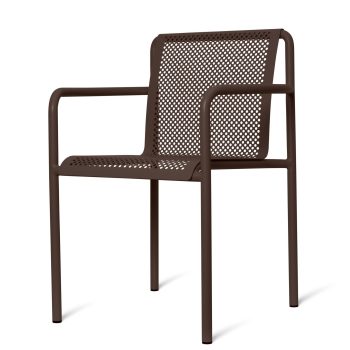 Ferm Living Dapple stoel met armleuning in Dark Chocolate bruin, gemaakt van gegalvaniseerd staal met geperforeerd design, perfect voor binnen en buiten gebruik
