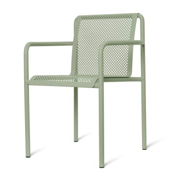 Ferm Living Dapple stoel met armleuning in Green Tea, gemaakt van gegalvaniseerd staal met geperforeerd design, perfect voor binnen en buiten gebruik