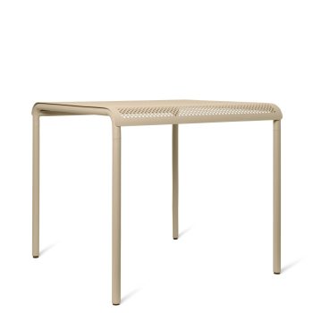 Ferm Living Dapple Table 80x80 cm in Cashmere. Stijlvolle beige metalen tuintafel met geperforeerd tafelblad, geschikt voor buitengebruik. Scandinavisch design met een minimalistische uitstraling