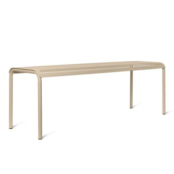 Ferm Living Dapple bank in Cashmere beige, gemaakt van gegalvaniseerd staal met geperforeerd design, perfect voor binnen en buiten gebruik