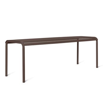 Ferm Living Dapple bank in Dark Chocolate bruin, gemaakt van gegalvaniseerd staal met geperforeerd design, perfect voor binnen en buiten gebruik