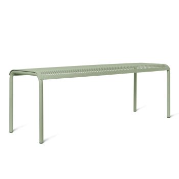 Ferm Living Dapple bank in tea green lichtgroen, gemaakt van gegalvaniseerd staal met geperforeerd design, perfect voor binnen en buiten gebruik