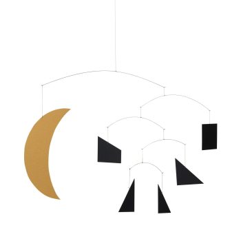 Minimalistische hangende mobile van Ferm Living, genaamd Phase Mobile, met maanvorm en zwarte geometrische elementen, perfect als decoratie in kinderkamer of modern interieur.