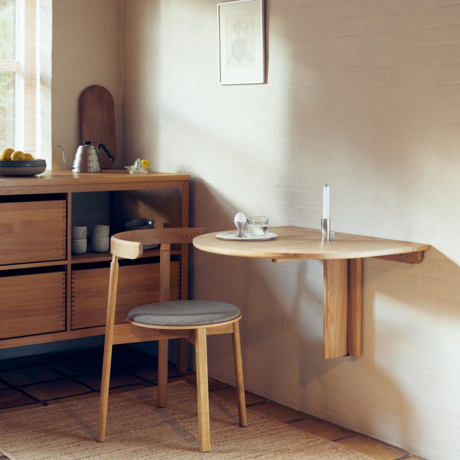 Gezellige keukenhoek met de Form & Refine Trefoil inklapbare wandtafel en Lunar eetkamerstoel, beide vervaardigd uit massief eikenhout. Dit Scandinavische design combineert minimalisme en functionaliteit, ideaal voor kleine ruimtes