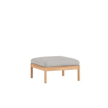 Moebe Modular Sofa Ottoman in Autum 0101. Een veelzijdig voetenbankje met een massief eiken frame en duurzame lichtgrijs kvadrat bekleding. Perfect als aanvulling op de modulaire bankopstelling