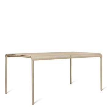 Ferm Living Dapple Table 160x90 cm in Cashmere. Stijlvolle beige metalen tuintafel met geperforeerd tafelblad, geschikt voor buitengebruik. Scandinavisch design met een minimalistische uitstraling